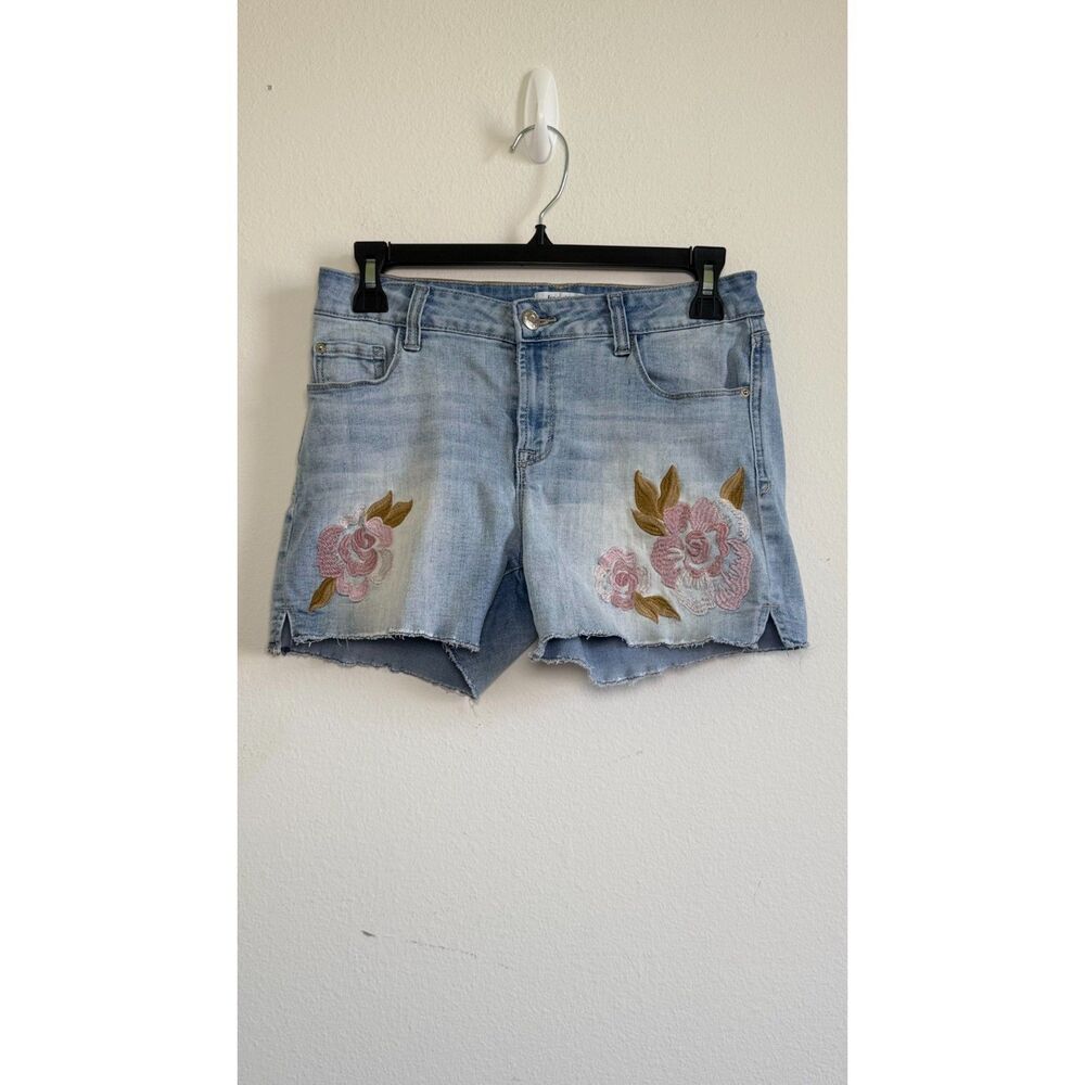 Kensie Jeans Women’s Floral Embroidered Denim Shorts Raw Hem Light Wash